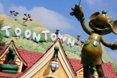 Mickey mouse Figur vor dem Schriftzug Toontown