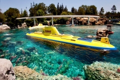 U-Boot im Wasser, dahinter die  Schienen der Monorail