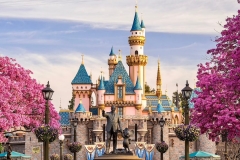 Cinderella Castle, davor die Partnerstaue in Disneyland Kalifornien