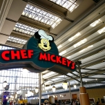 Chef Mickey's Eingangsschild