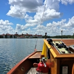 Kleine Fähre auf dem Wasser
