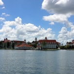Disney's Grand Floridian Hotel vom Wasser aus gesehen