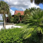 Polynesian Resort mit Palmen und Strand