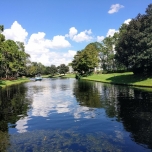 Wasserlauf von Grün gesäumt