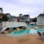 Hotelpool mit einer Brücke und Sandstrand