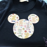 Der Mickey Kopf wird auf dem Shirt platziert