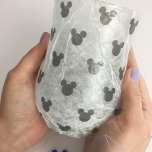 Mit Seidenpapier eingeschlagenes Glas
