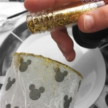 Goldenes Glitzerpulver wird aufgetragen