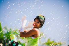 Tiana winkt in die Menge Tiana winkt in die Menge
