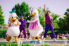 Daisy und Donald mit Tänzern auf der Bühne Daisy und Donald mit Tänzern auf der Bühne