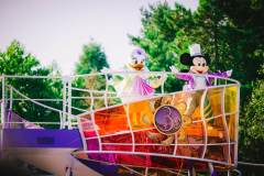 Mickey und Daisy grüßen vom Paradewagen Mickey und Daisy grüßen vom Paradewagen