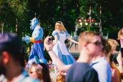 Alice und Genie auf der Bühne am Central Plaza Alice und Genie auf der Bühne am Central Plaza