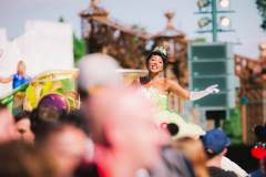 Tiana in ihrem grünem Kleid tanzt zur Musik Tiana in ihrem grünem Kleid tanzt zur Musik