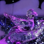 Eisfestival Lüttich, eine kleine Vogelskulptur aus Eis