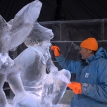 Ein Künstler erschafft eine Eisskulptur von Peter Pan