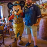 Torsten trifft Mickey Mouse im Entdecker-Outifit