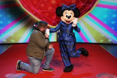Torsten gibt Fashionista Minnie einen Handkuss Torsten gibt Fashionista Minnie einen Handkuss