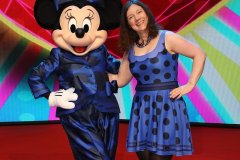 Fashionista Minnie Mouse im Hosenanzug mit Dörthe auf dem roten Teppich