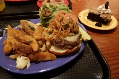 Burger mit Kartoffelecken