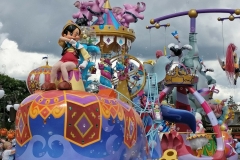 Bunter Paradenwagen mit Pinocchio