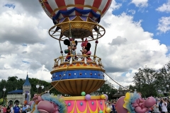 Mickey und Minnie im Heißluftballon