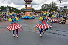 Bunt gkleidete Tänzerinnen im Magic Kingdom