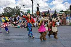 Goofy mit Chip & Dale bei der Parade