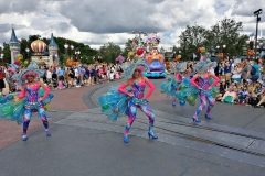 Bunt gkleidete Tänzer im Magic Kingdom