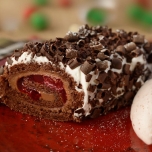 Feine Schockoladen Roulade mit Fruchtfüllung