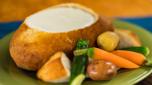Brötchen mit flüssigem Käse gefüllt, dazu Gemüse und Kartoffeln Brötchen mit flüssigem Käse gefüllt, dazu Gemüse und Kartoffeln