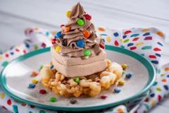Mokka-Trichterkuchen: Mini-Trichterkuchen mit Cappuccino-Eiscreme, garniert mit Schokoladen-Schlagsahne und M&M’S-Pralinen