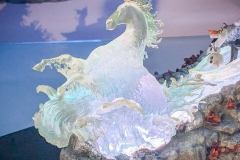 Pferd aus Eis am vorderen Teil des Paradenwagens