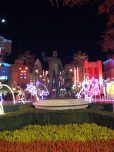 Partnerstatue mit Mickey Mouse und Walt Disney bei Nacht Partnerstatue mit Mickey Mouse und Walt Disney bei Nacht