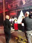 Mickey Mouse lässt sich neben seinem Geburtstagskuchen fotografieren Mickey Mouse lässt sich neben seinem Geburtstagskuchen fotografieren