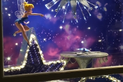 Tinkerbell schwebt über einem Stern