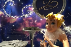 Tinkerbell sitzt vor einer großen 25