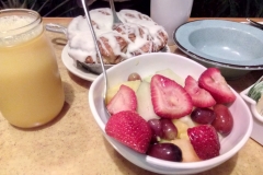 Obstsalat und Sticky Bun