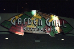 Schild über dem Eingang zum Garden Grill Restaurant