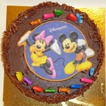 Geburtstagstorte von oben mit dem Bild von Mickey & Minnie