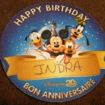Geburtstags-Sticker im Disneyland mit den Gesichtern von Mickey, Donald, Pluto und Goofy sowie der Aufschrift Happy Birthday / Bon anniversaiser