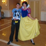 Geburtstagskind mit einem Mickey Mouse Stofftier und Schneewittchen