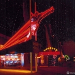 Sports Bar des Festival Disney mit roter Beleuchtung