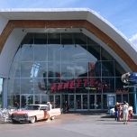 Restaurant Annette's Diner mit großer Gläserfront, davor parkt ein rosafarbener Oldtimer