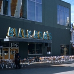 Billy Bob's Country and Western Saloon mit Terrasse vor dem Gebäude