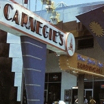 Reklameschild mit der Aufschrift Carnegie's New York Style Sandwichs