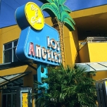 Werbetafel für Los Angeles Bar & Grill mit einem Neonleuchtschild in Form einer Palme