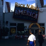 Werbeschild Rock'N'Roll America an einer Gebäudefront