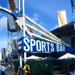 Schriftzug Sports Bar, darüber die Figur eines Footballspielers, der den rechten arm weit ausgestreckt hat