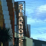 Leuchtschild mit der Aufschrift Steakhouse