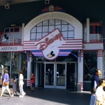 The Disney Store Eingangschild mit einer Mickey Mouse